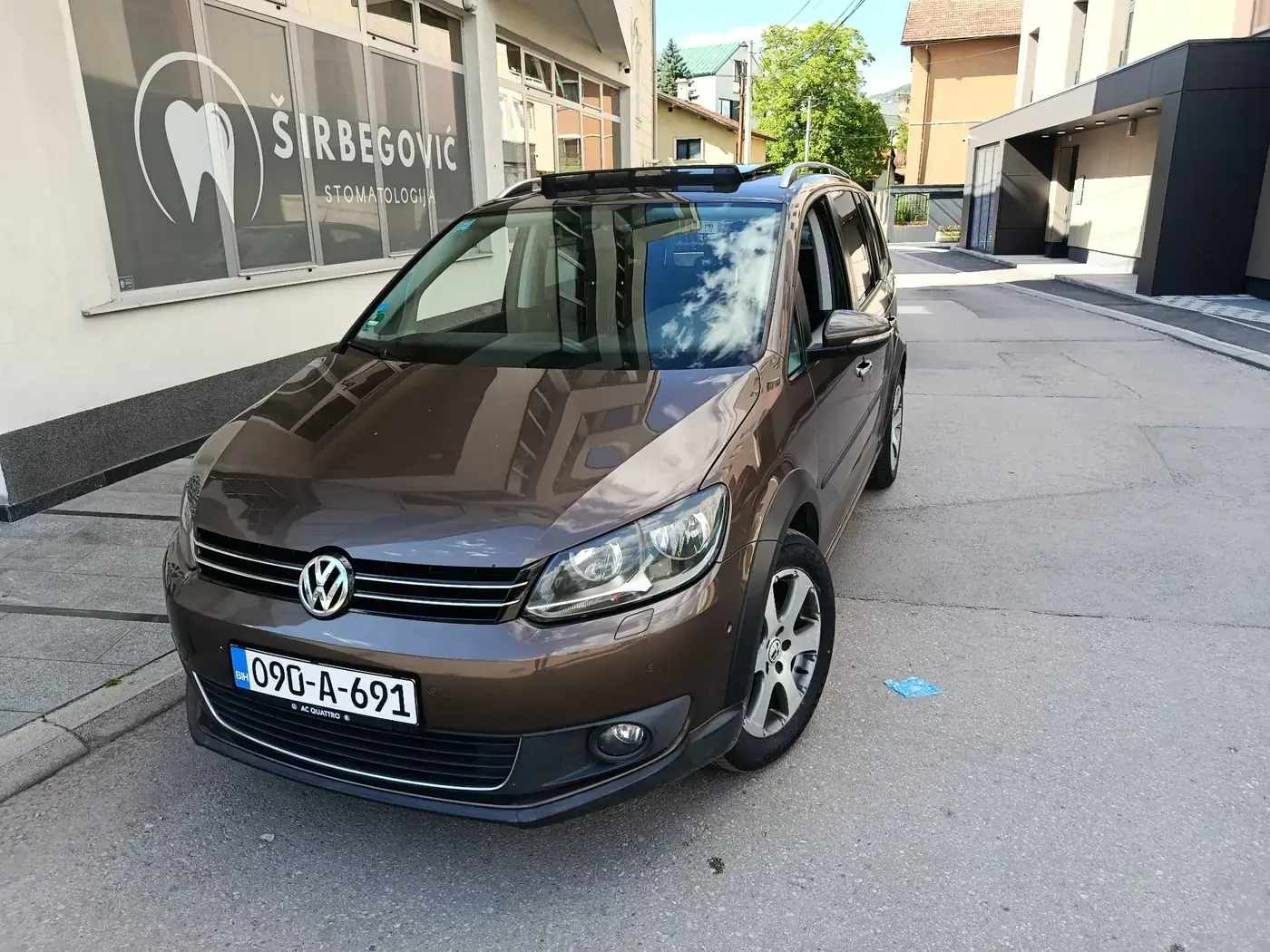 Volkswagen Touran – vozilo za najam Nomad Point - 1